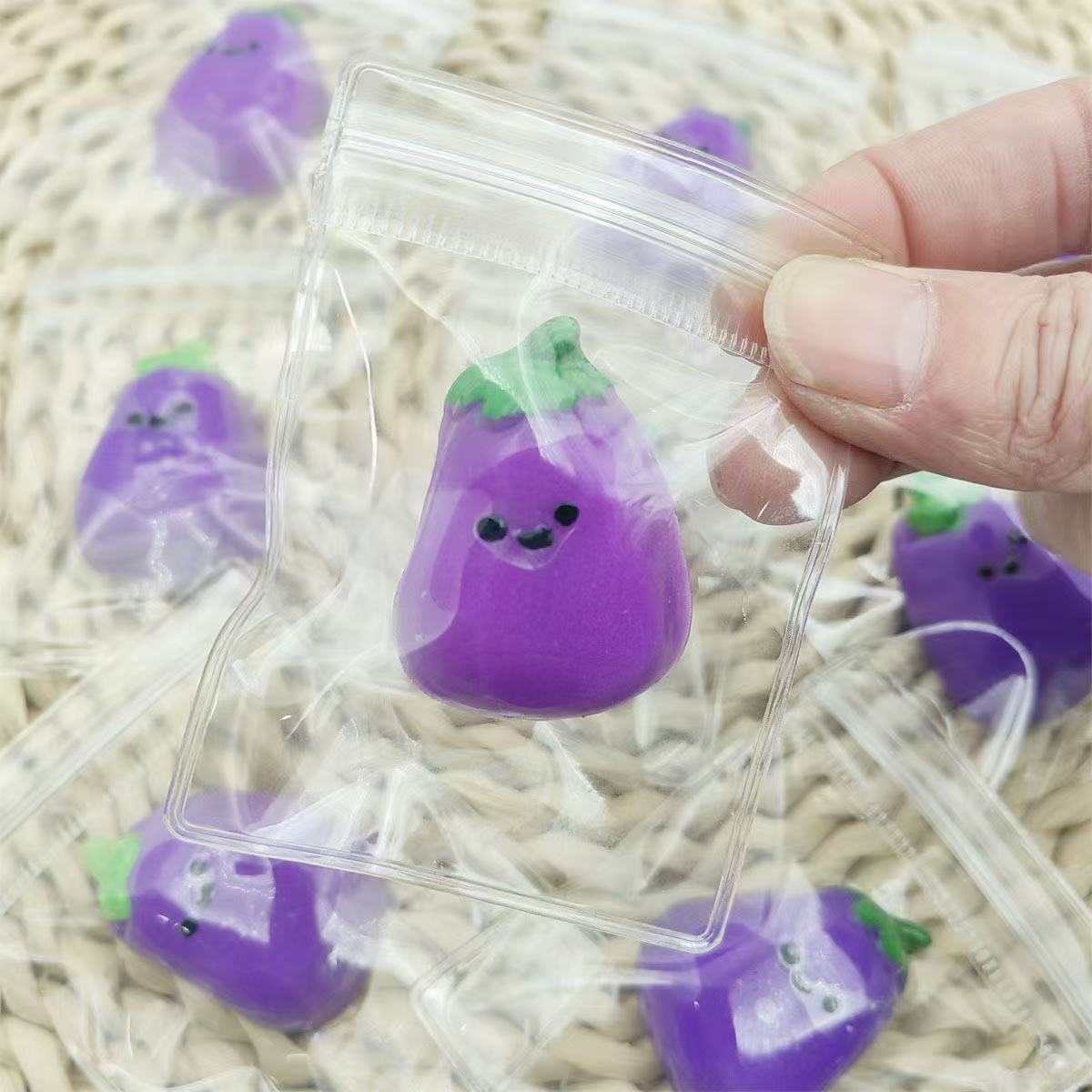 【Tiny Squeeze Bubs】Handmade Squishy Mini Eggplant - Poke >_<